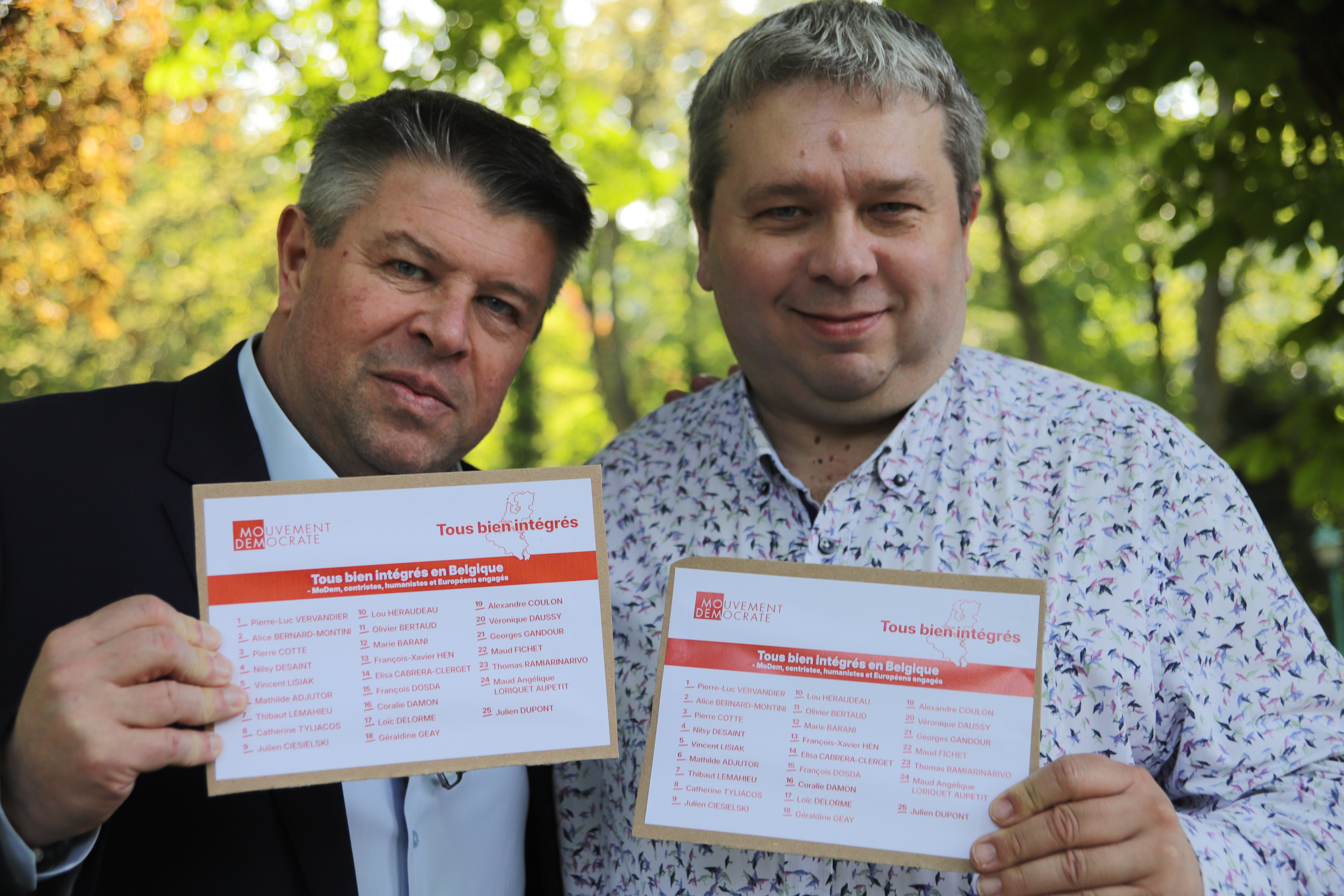 Candidats de la liste Tous bien intégrés tenant le bulletin de vote
