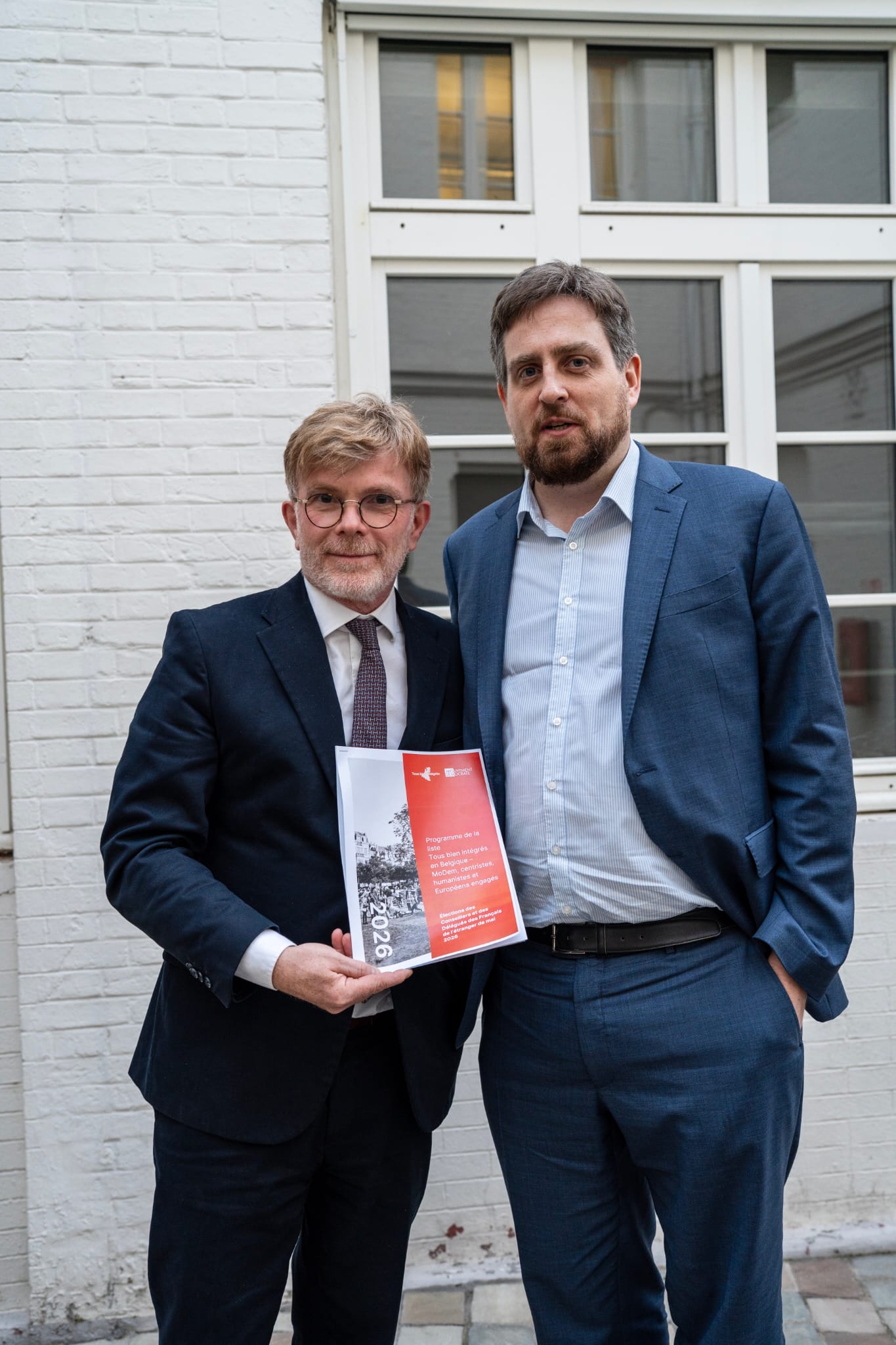 Pierre-Luc Vervandier et Marc Fesneau tenant le programme Tous bien intégrés en Belgique